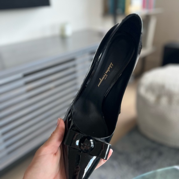 Ferragamo “Vara” Pumps [11 Women’s] - Picture 12 of 13